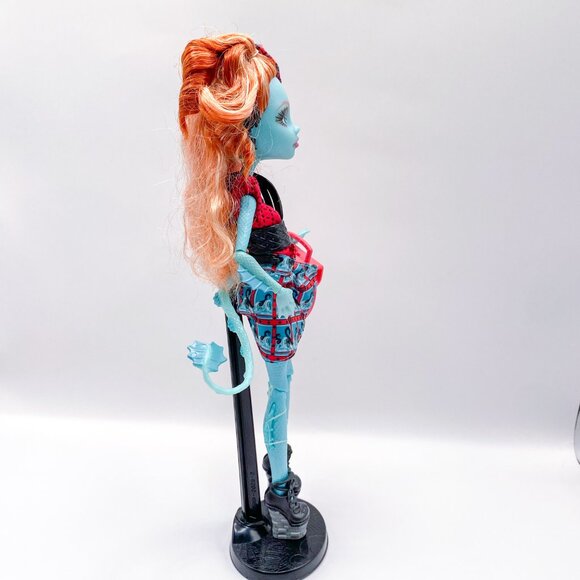 Monster High Lorna McNessie – Monster Exchange – Outfit & Accessories w/ Stand - Picture 5 of 6